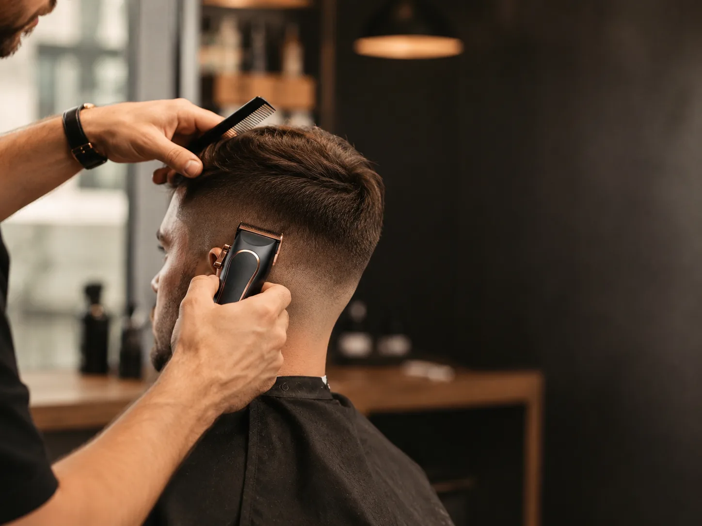 Coiffeur utilisant une tondeuse Kemei au Maroc